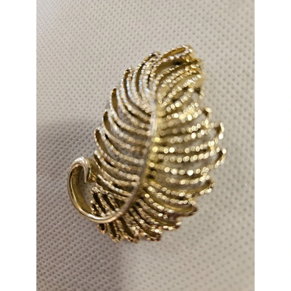 Vintage GERRYS  Gold Tone‎ Textured Large 2.2